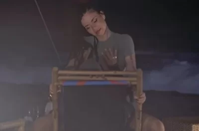 На шоу «Звёзды в Джунглях» певица Бьянка сосётся с Натаном и елозит пиздой по его стоячему хую