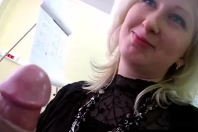 Эксклюзивный слив: Зрелая русская училка биологии сосет член студенту после уроков