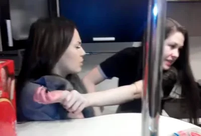 Жесткая драка пьяных девушек на кухне