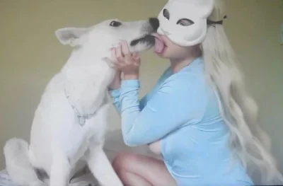 Милая девушка из TikTok целуется с собакой по-французски и дает полизать сиськи